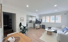 Coogee Sunrise Shared Apt With Parking & Work Desk